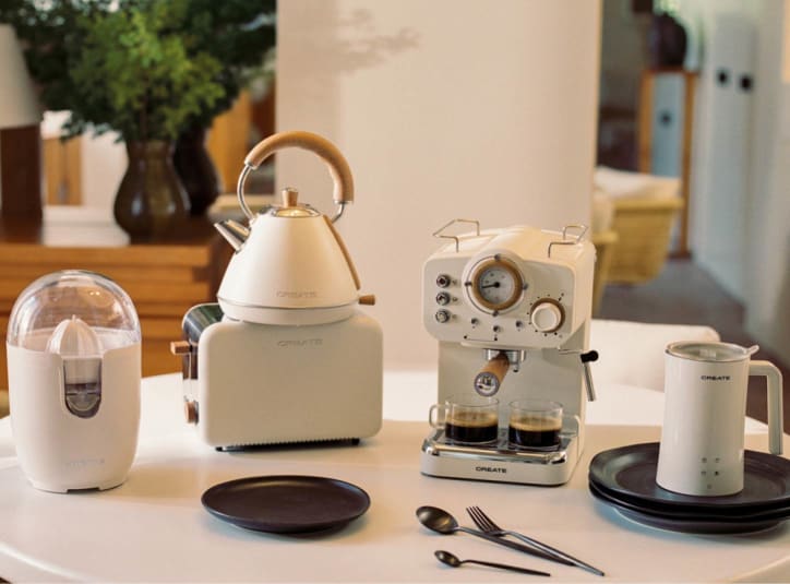 Cucine aperte e senza mobili alti: Ampiezza e minimalismo.
