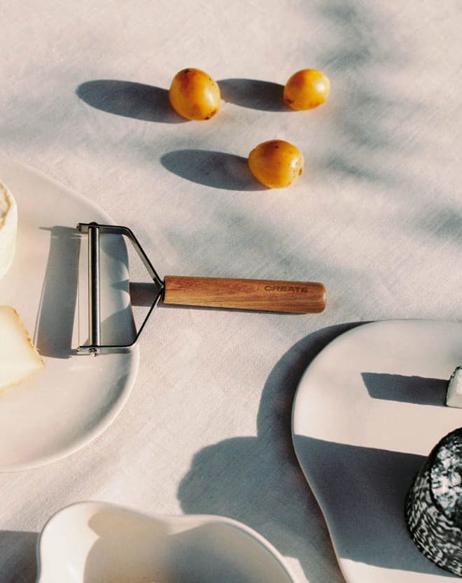 KITCHENWARE ESSENTIALS - Cortaquesos con mango de madera de acacia