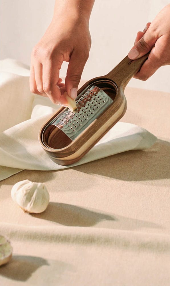 KITCHENWARE ESSENTIALS - Rallador con cuenco de madera de acacia