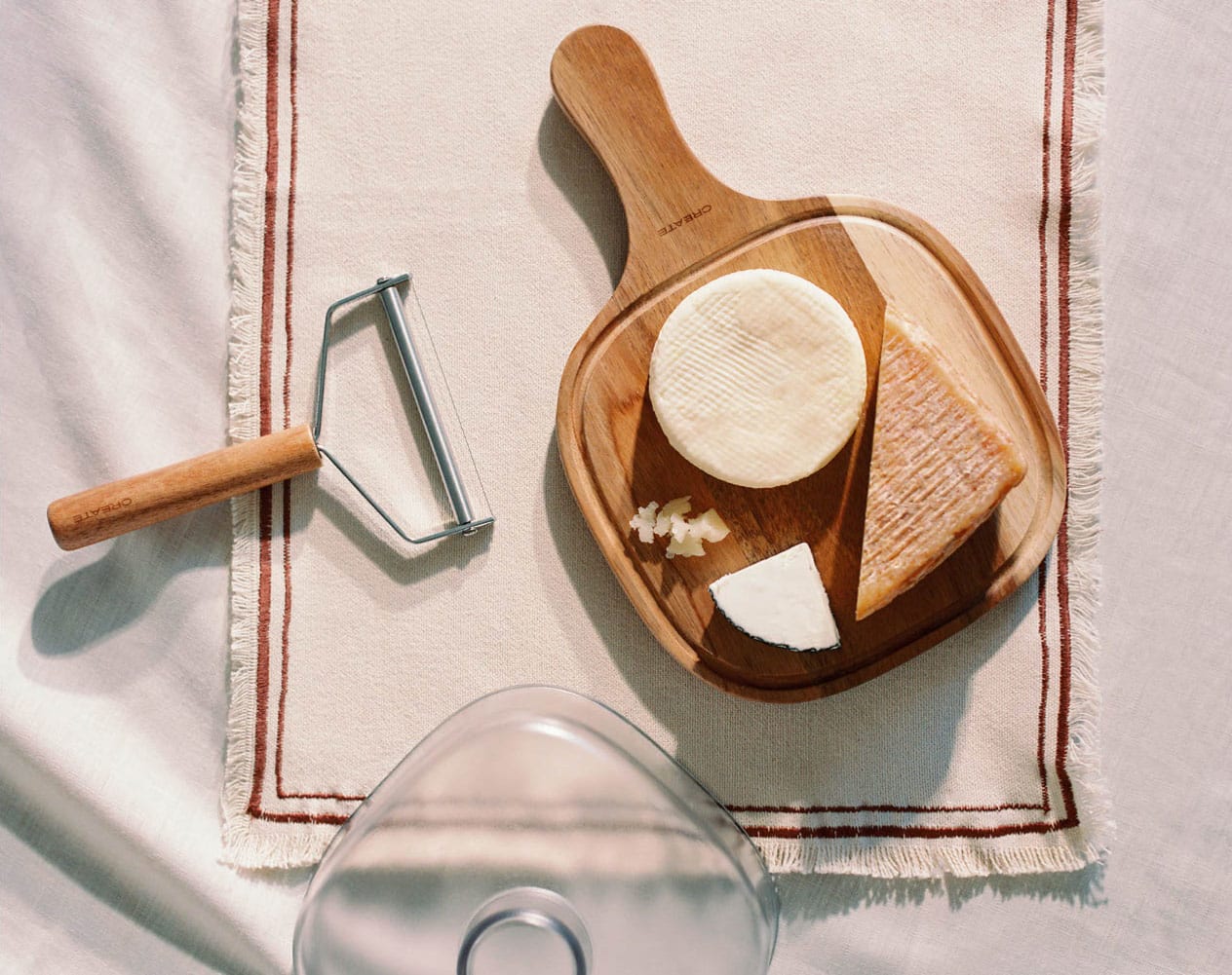 KITCHENWARE ESSENTIALS - Pack Corta quesos + Quesera