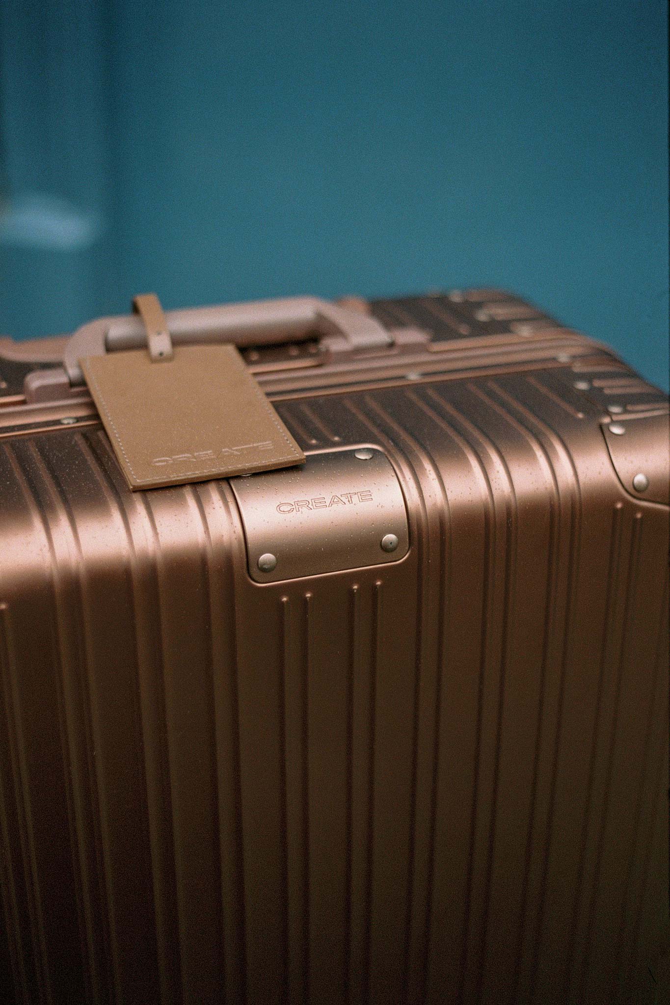 LUGGAGE ALUMINIUM - Twarda walizka aluminiowa z zamkiem TSA i kółkami wielokierunkowymi