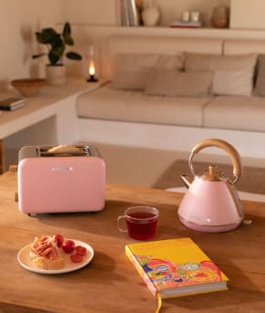 ONTBIJTSET MAÑANITAS OCHTENDJES - Waterkoker Retro 1.7L + Toast Retro Klein + Boek Mañanitas: Desayunos y rituales