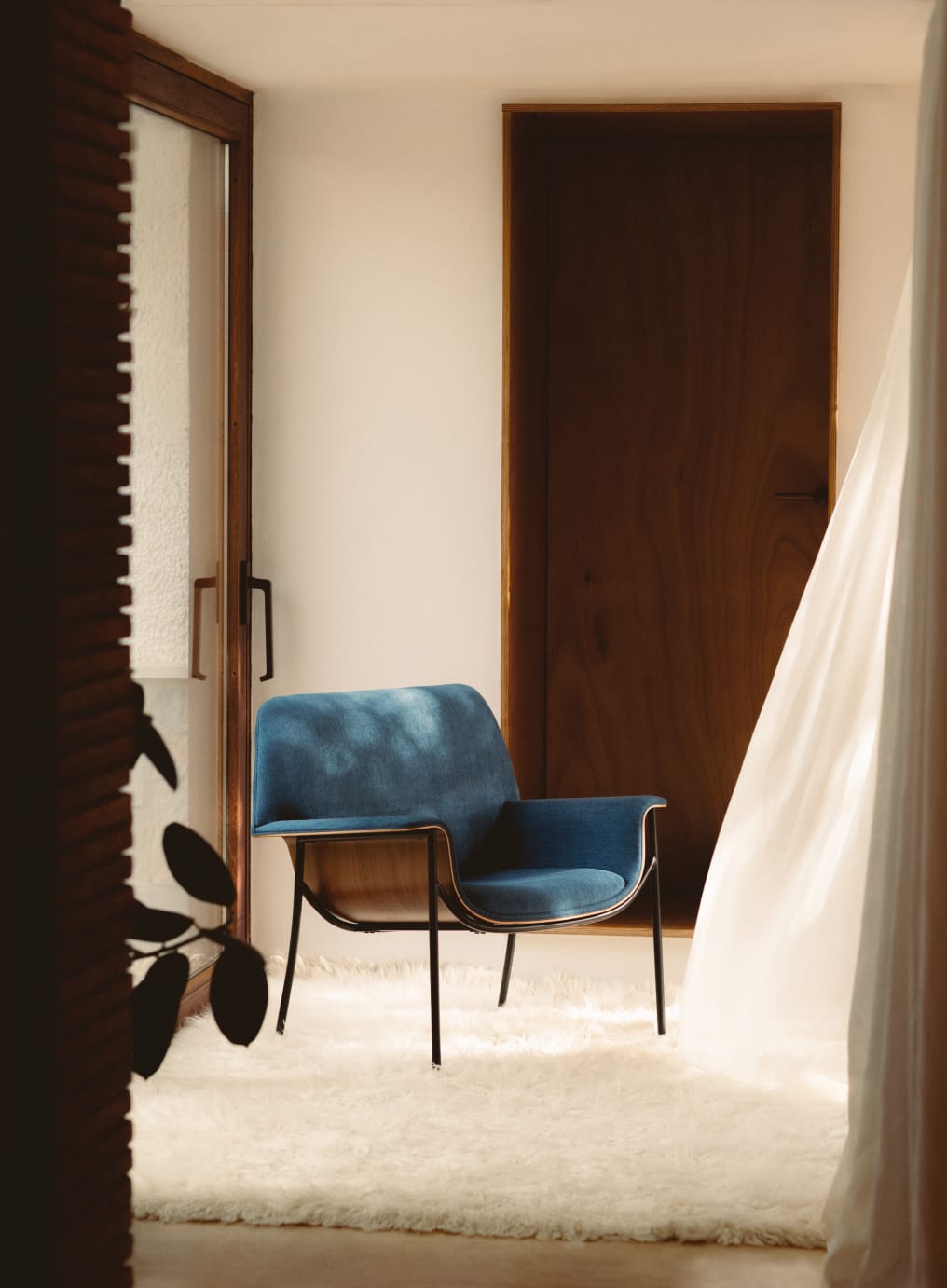 Armchair with Wooden and Fabric Armrests Rinu 