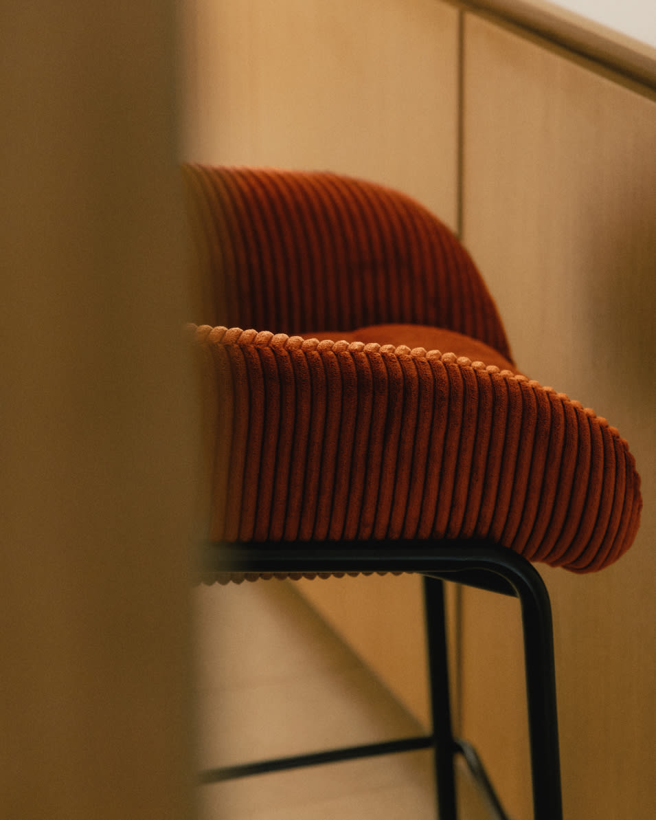 Banco Alto de Veludo Cotelê Grosso e Metal (62 cm) Bres