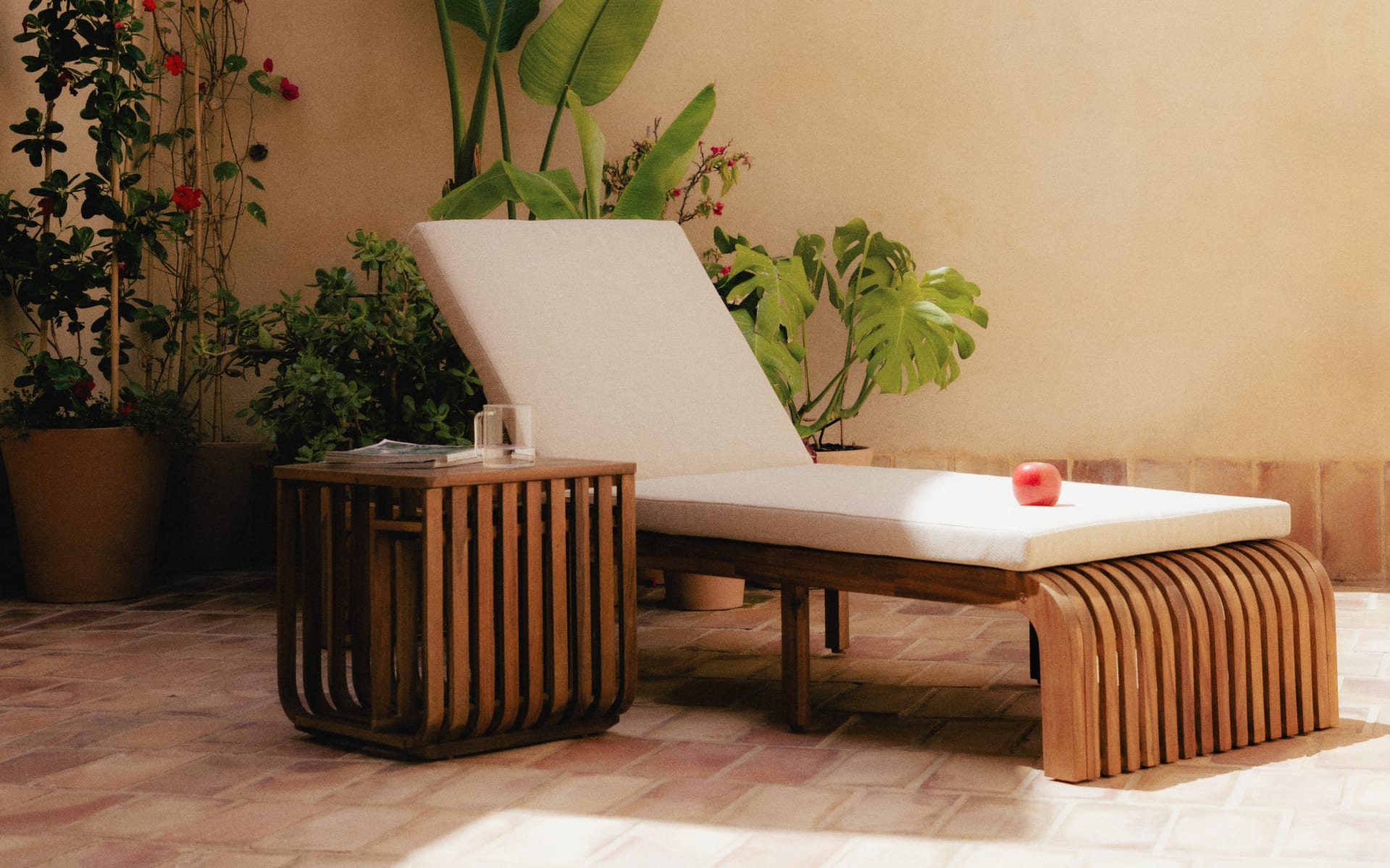 Set de Espreguiçadeira e Mesa Lateral de Madeira de Acácia (45x45 cm) Hazan