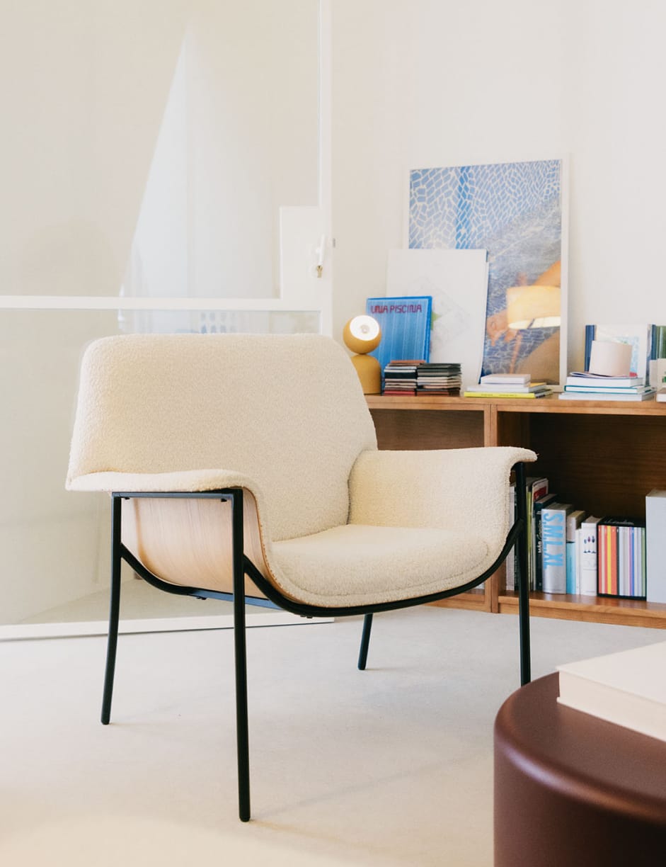 Cadeirão com Apoios de Braços em Madeira e Tecido Rinu