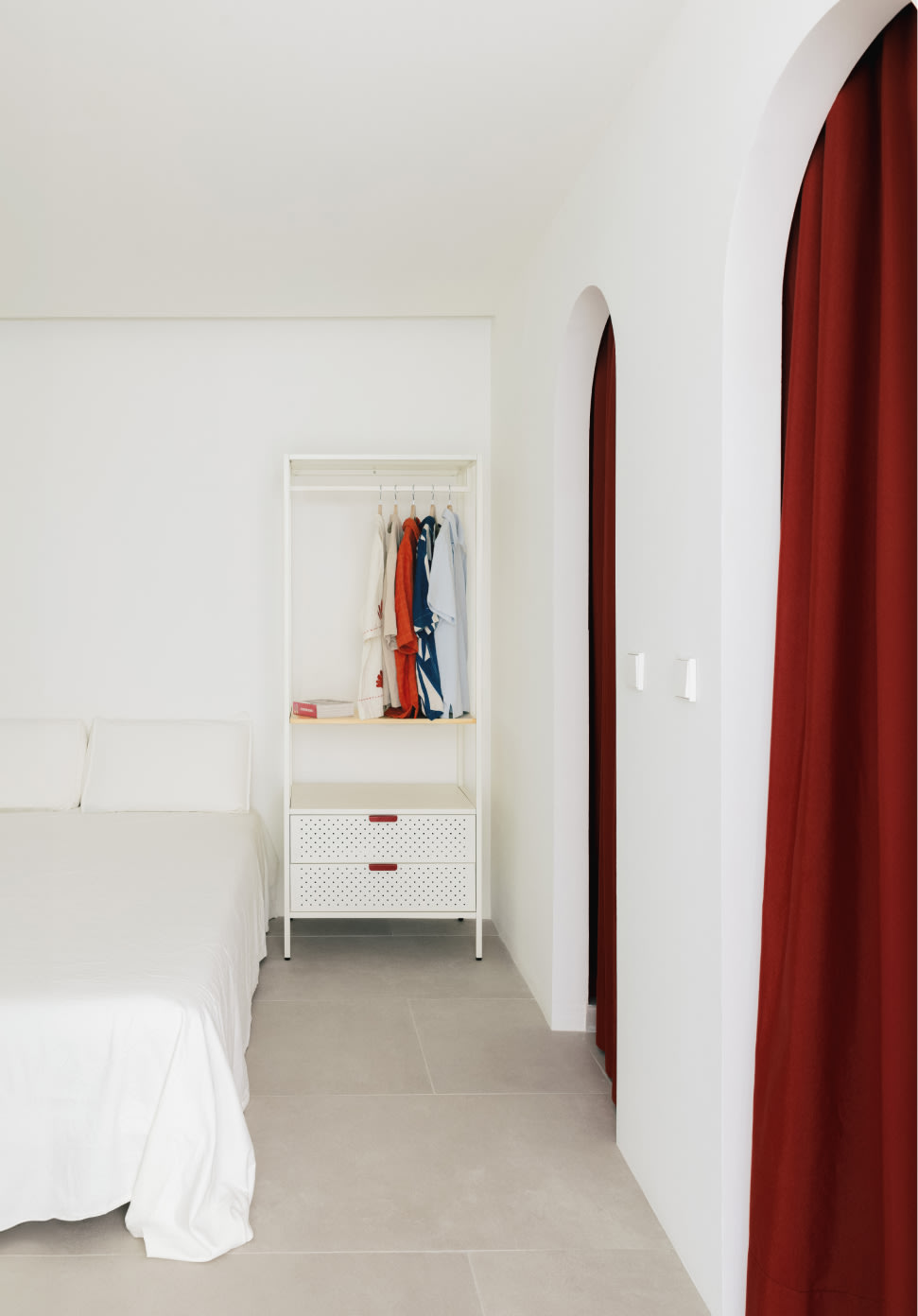 Standgarderobe mit Regal und zwei Schubladen aus laminiertem Stahl und Kiefernholz (180x70 cm) Varys