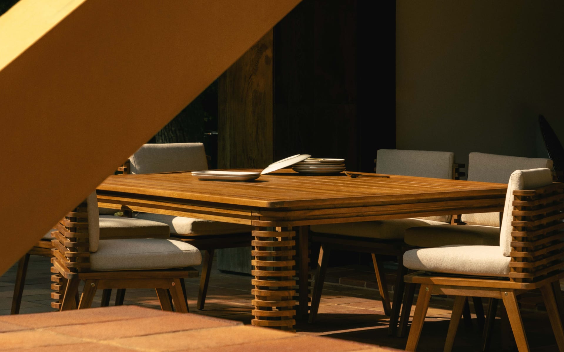 Conjunto de Mesa Quadrada (160x160 cm) e 8 Cadeiras em Madeira de Acácia e Tecido para Exterior Hazan