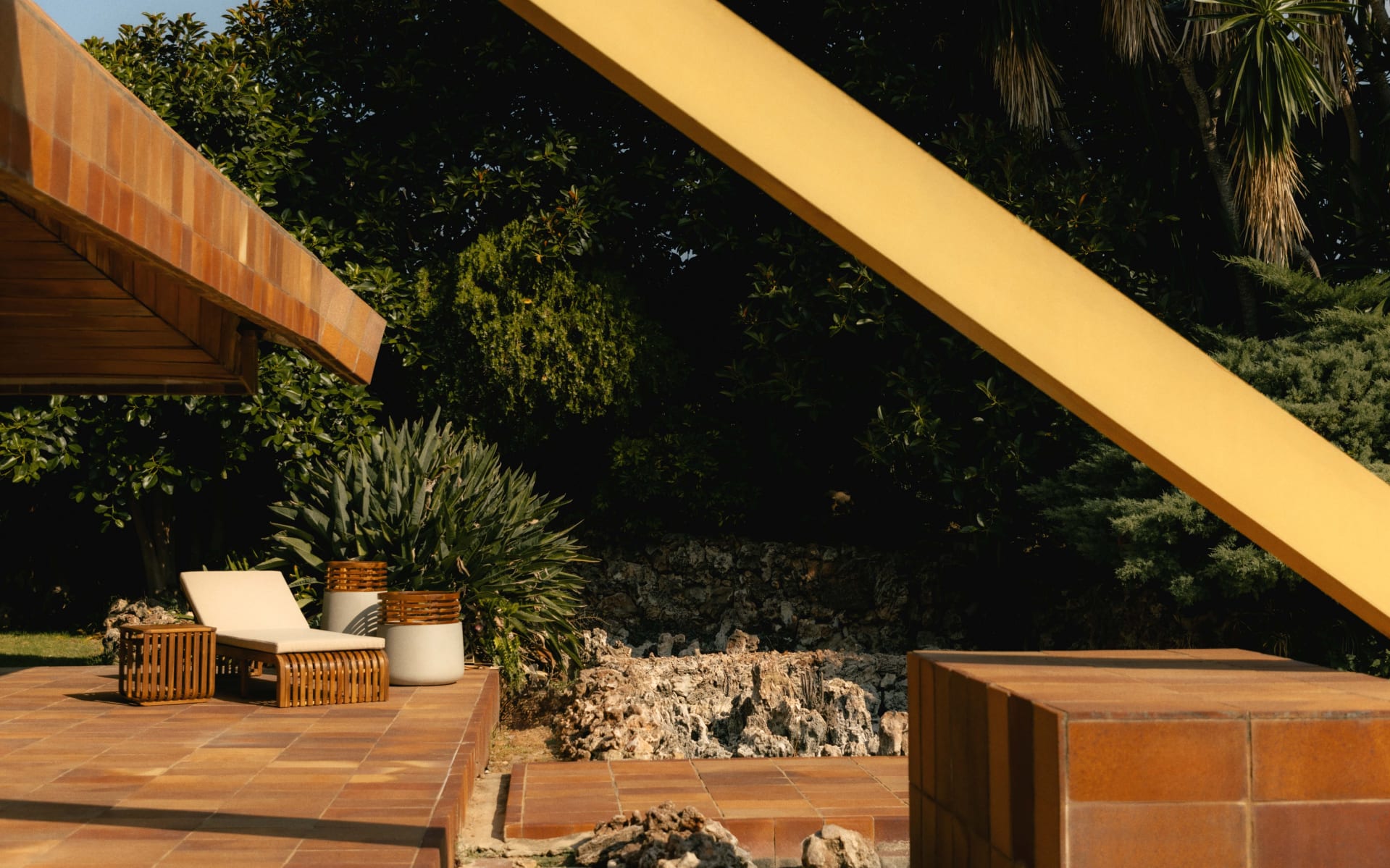 Set de Espreguiçadeira e Mesa Lateral de Madeira de Acácia (45x45 cm) Hazan