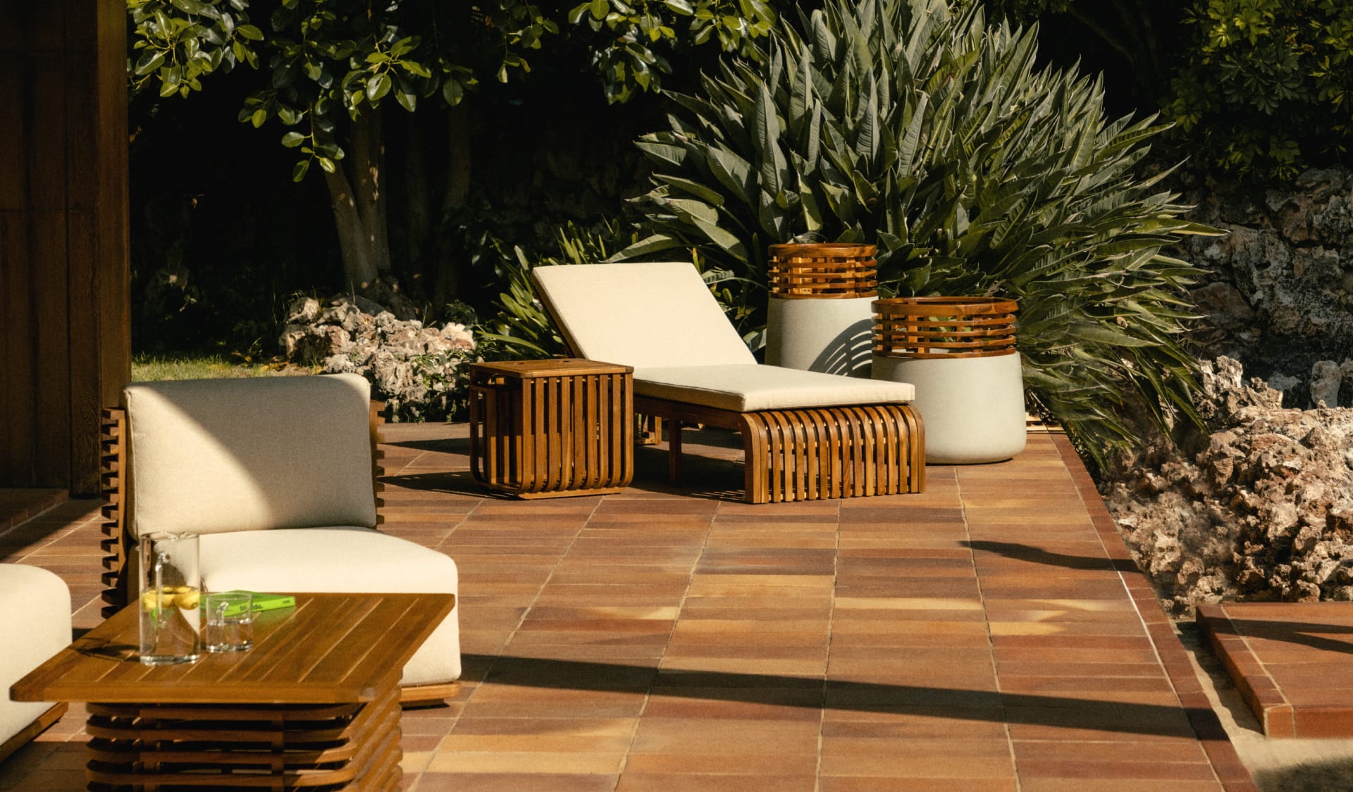 Set de Espreguiçadeira e Mesa Lateral de Madeira de Acácia (45x45 cm) Hazan