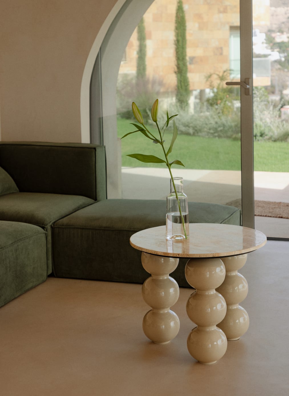 Runder Beistelltisch aus Travertinmarmor und Metall (Ø60 cm) Mousa