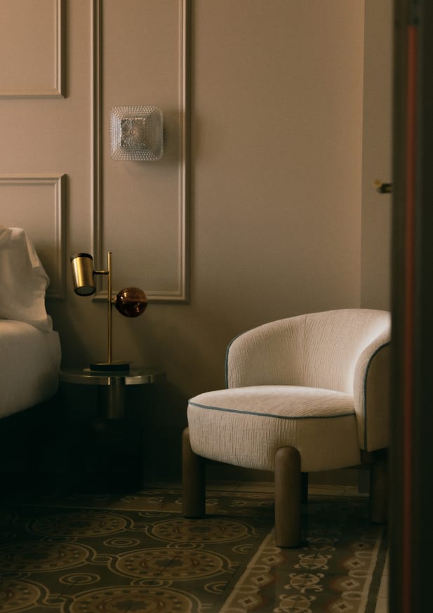 Louis-Sessel aus Stoff und Holz