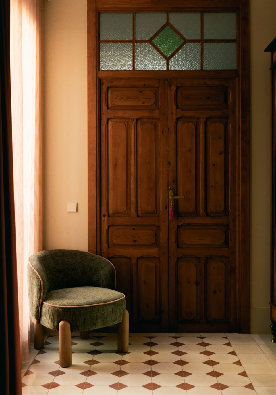 Louis-Sessel aus Stoff und Holz