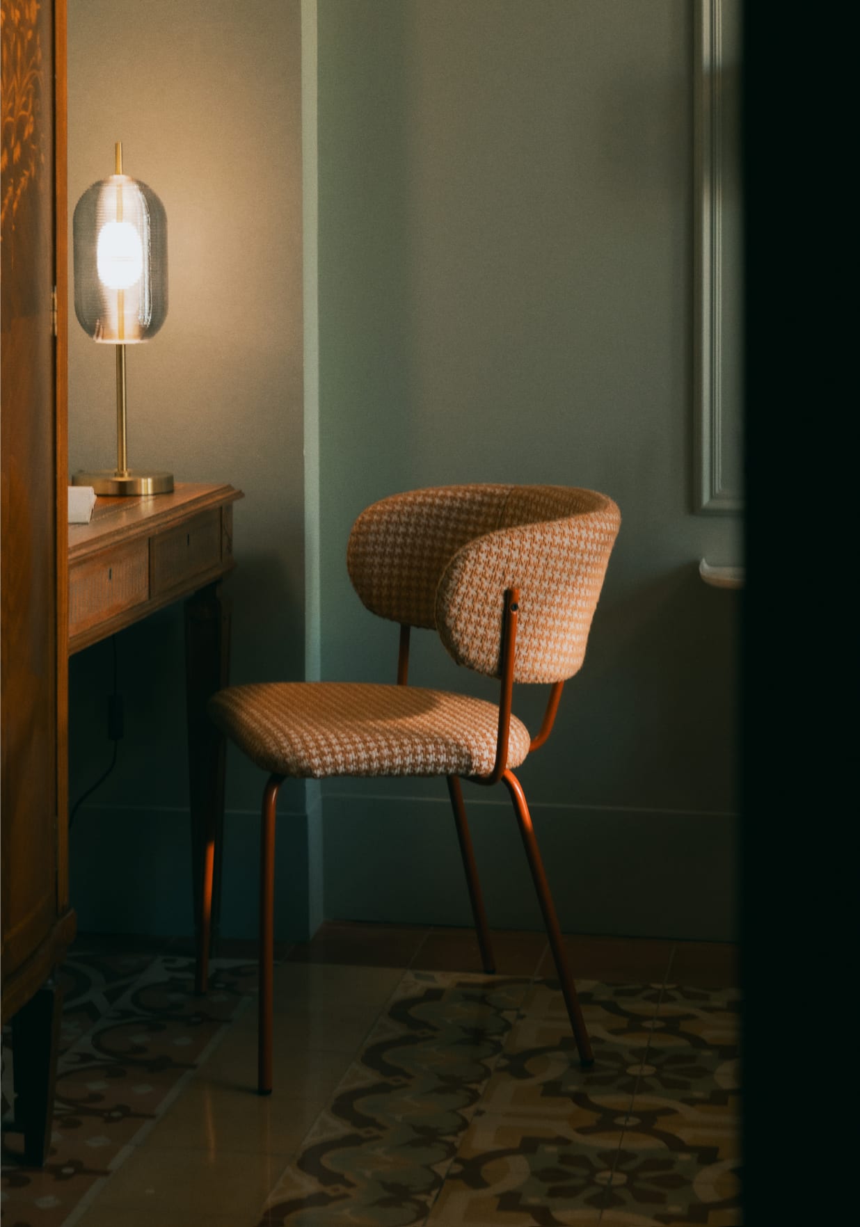 Esszimmerstuhl aus Metall und Stoff mit Bonse-Aufdruck