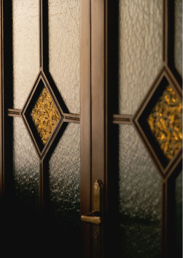 Dunkel getöntes Naturholz und Naturstein spielen eine zentrale Rolle.