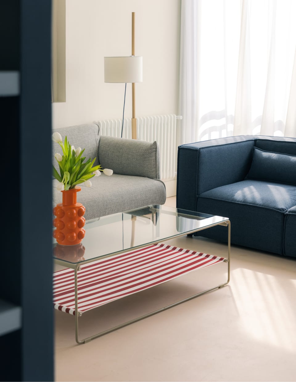 Quadratischer Beistelltisch aus Metall und gehärtetem Glas (59,5x59,5 cm) Carpa