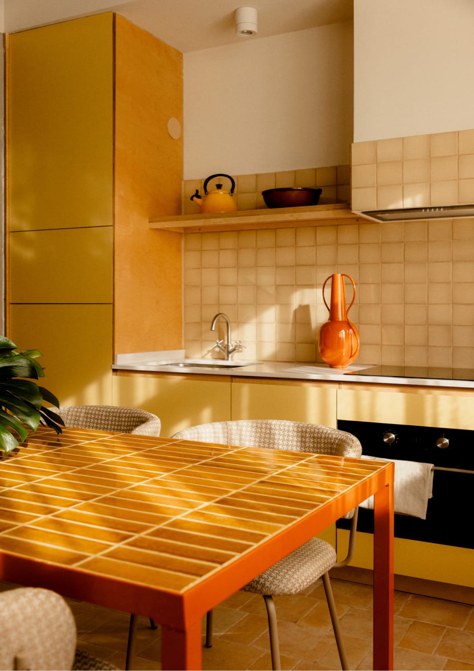 Esszimmerstuhl aus Metall und Stoff mit Bonse-Aufdruck