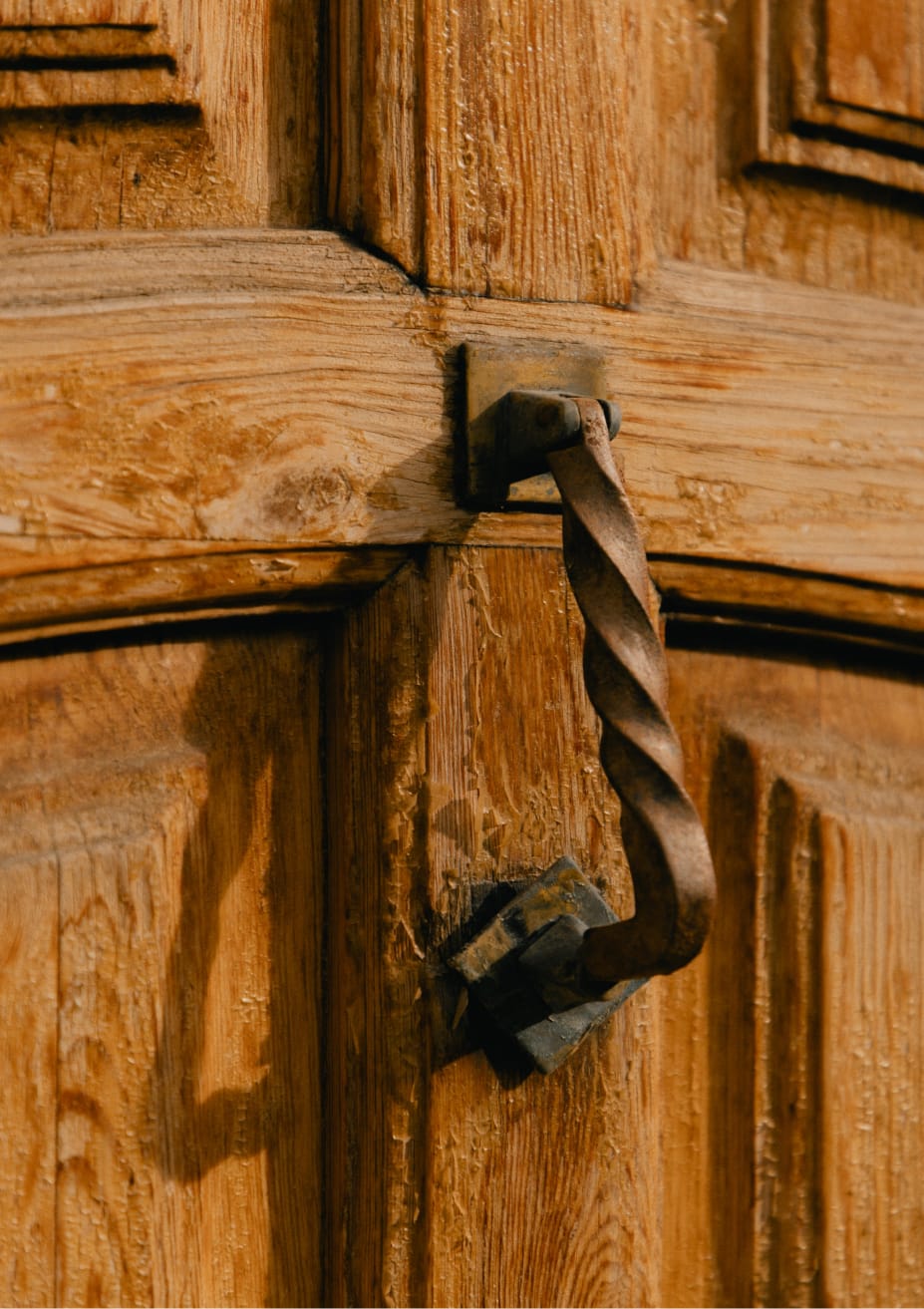 In der Hazan-Kollektion verschmelzen Holz und neutrale Töne mit der Natur, um einen Raum zu schaffen, in dem das Natürliche im Mittelpunkt steht und die Zeit stillzustehen scheint.