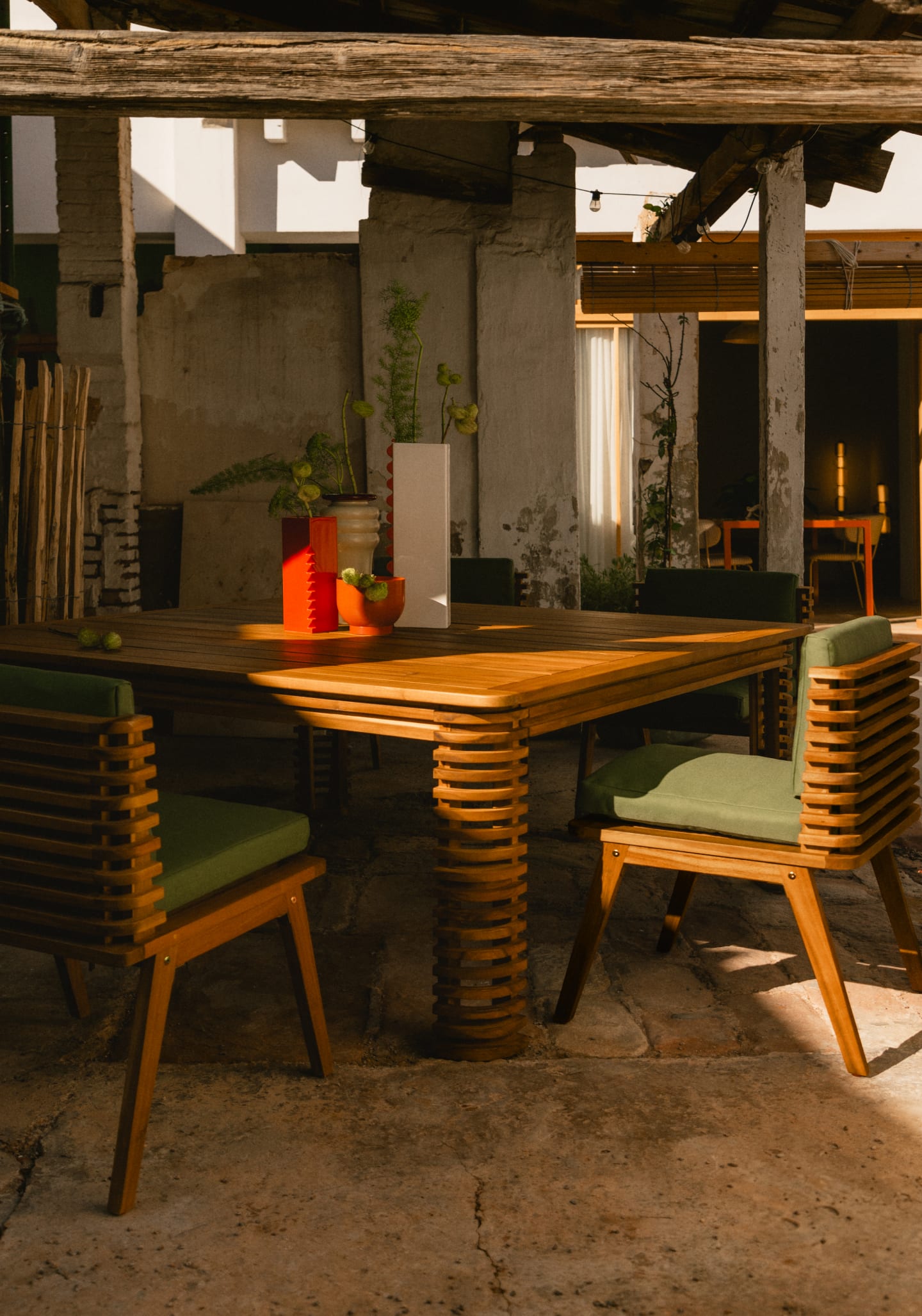 Set aus quadratischem Tisch (160x160 cm) und 8 Stühlen aus Akazienholz und Outdoor-Stoff Hazan