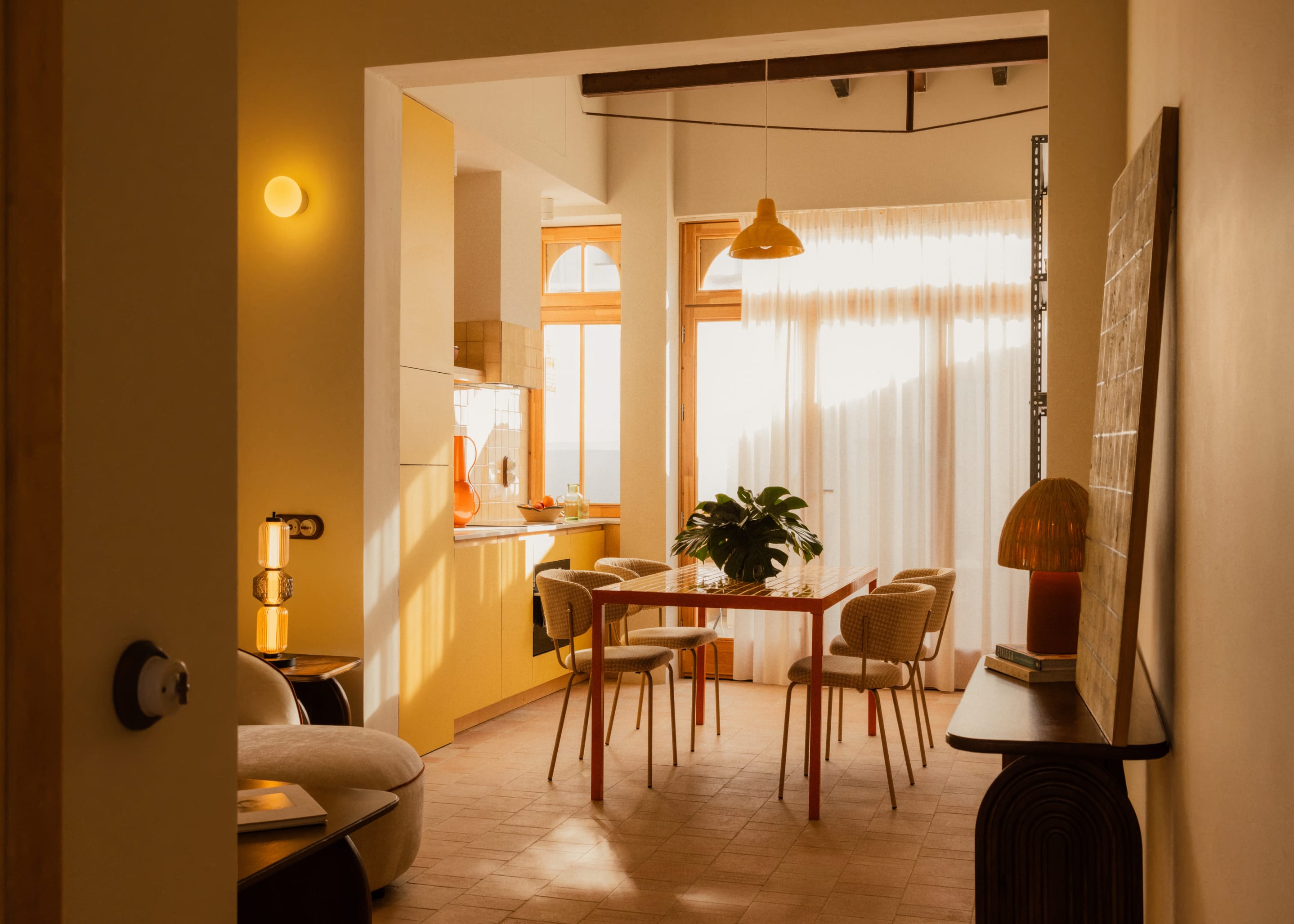 Packung mit 4 Esszimmerstühlen aus Metall und Stoff mit Bonse-Aufdruck