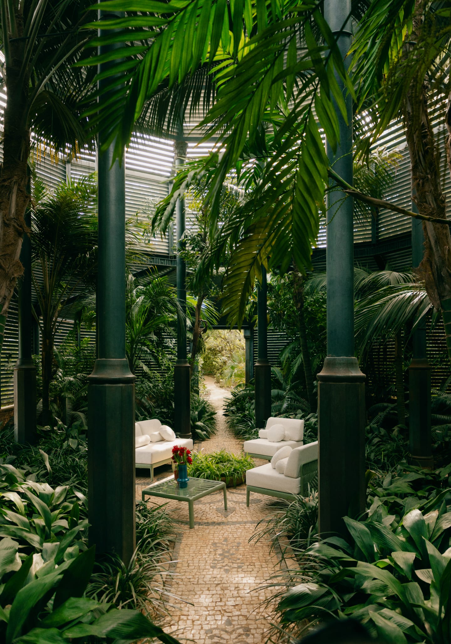 Ensemble de Jardin avec Canapé 2 Places, 2 Fauteuils et une Table Basse en Verre Trempé et Polypropylène Meivy