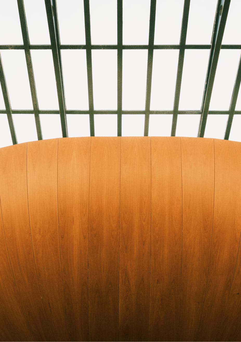 Das Sofa- und Sesselset Cheryl spielt mit Kontrasten: Entworfen für Momente, die sich ohne Eile ausdehnen.