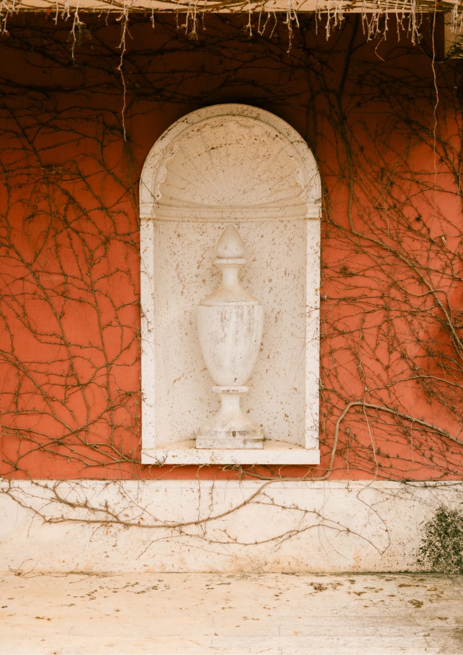 Die neue Kapselkollektion interpretiert die Außengestaltung mit klaren Linien und einer lebendigen Präsenz neu. Teile, die nicht nur den Raum bewohnen, sondern auch mit ihm kommunizieren.