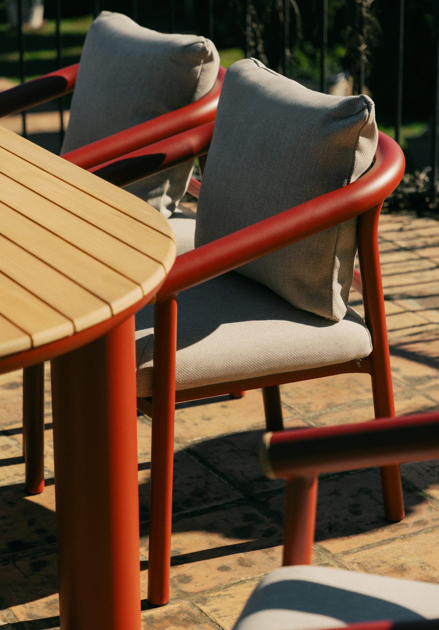 Ovales Tischset Cheryl (240 x 120 cm) und 6 Outdoor-Stühle aus Aluminium und Teakholz