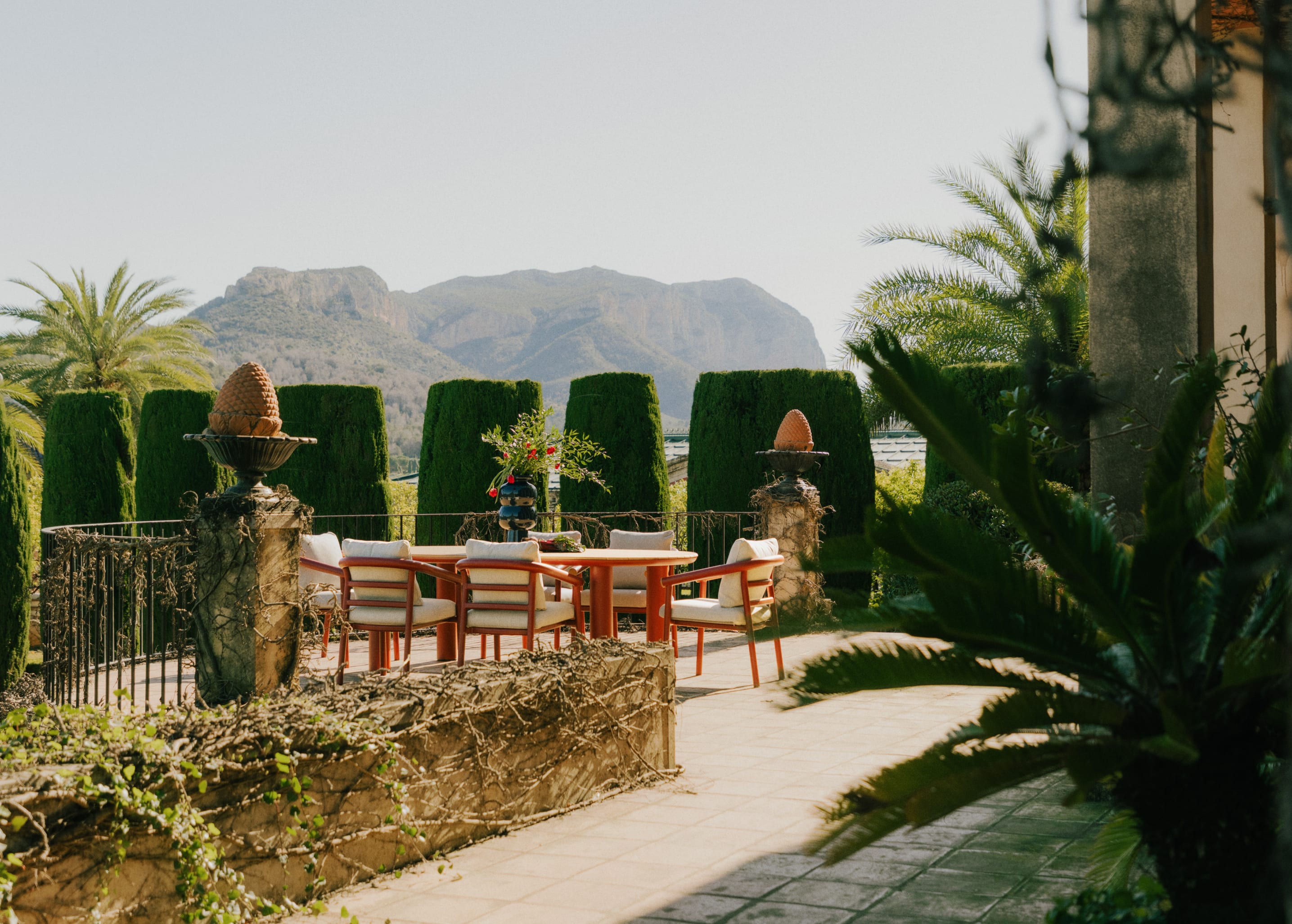 Ovales Tischset Cheryl (240 x 120 cm) und 6 Outdoor-Stühle aus Aluminium und Teakholz