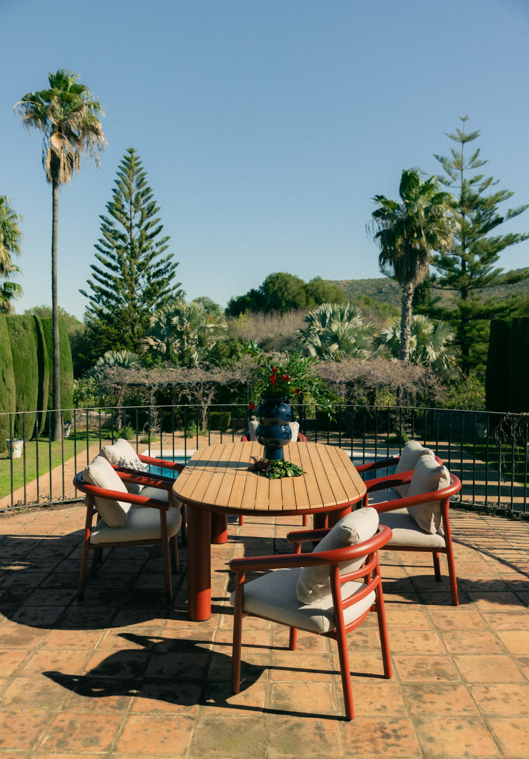 Ovales Tischset Cheryl (240 x 120 cm) und 6 Outdoor-Stühle aus Aluminium und Teakholz