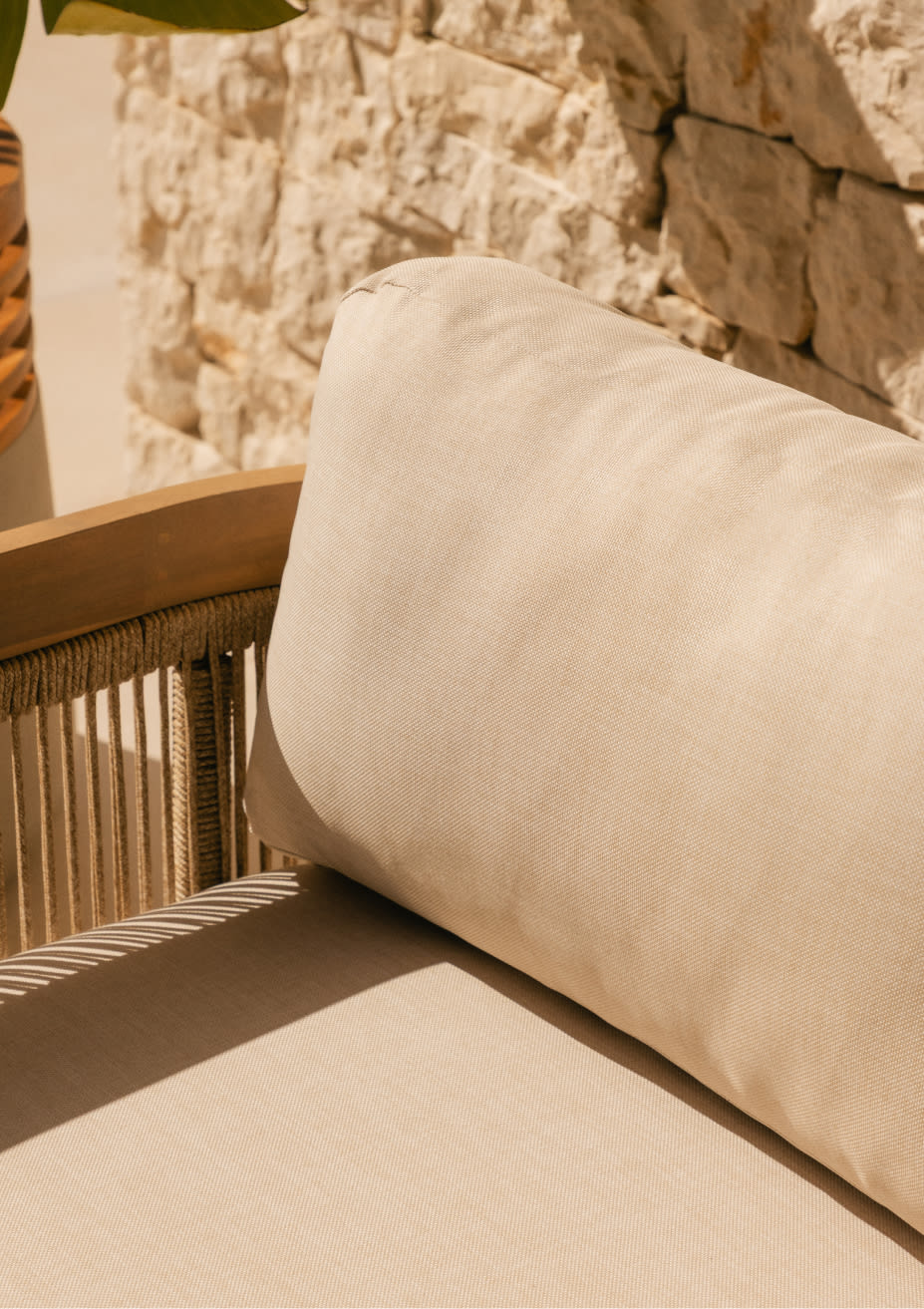 Inspirada en los paisajes naturales y la suavidad de lo orgánico, esta colección destaca por el uso protagonista de maderas claras, texturas naturales y formas sinuosas.