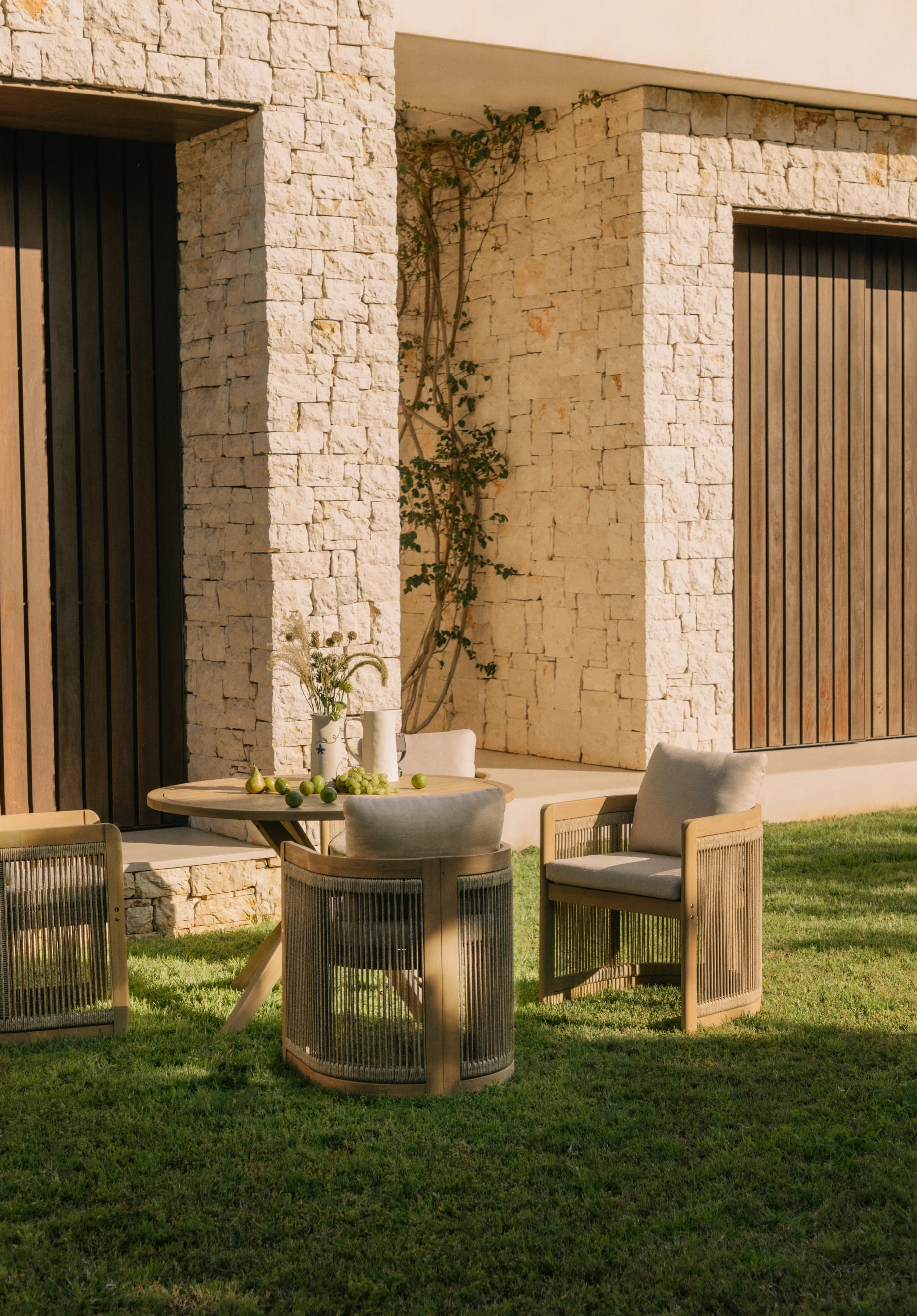 Set de Mesa Redonda (Ø120 cm) y 4 Sillas de Madera de Acacia de Exterior Mirla