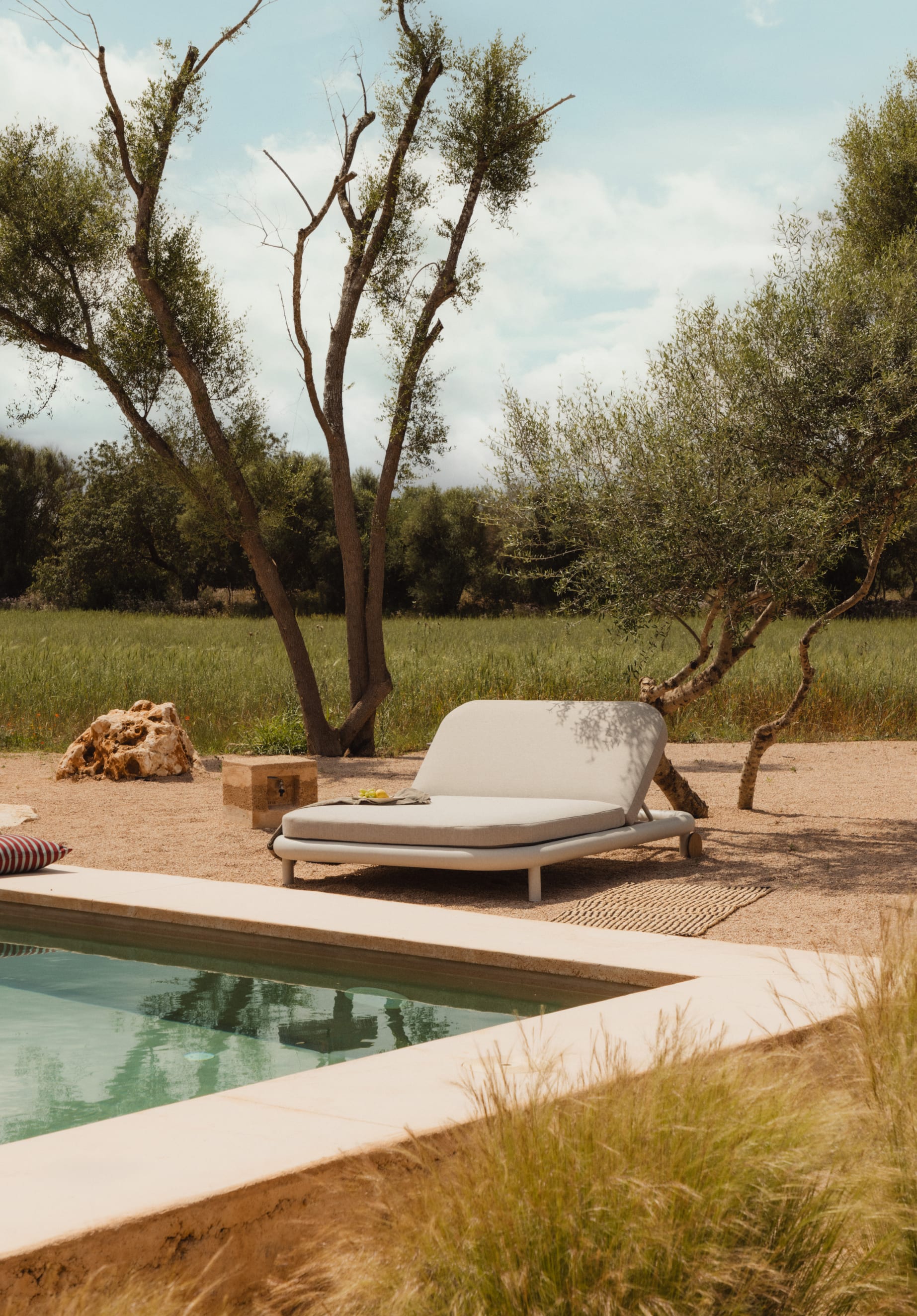 Doppelte Liege aus Aluminium mit Cheryl-Stoffkissen