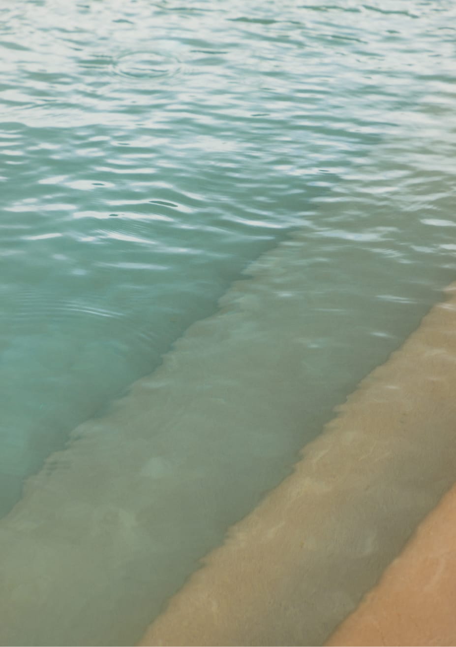 Ein Ort, an dem die Zeit stillsteht und das Wesentliche Bedeutung bekommt – mit Möbeln, die dem natürlichen Rhythmus des Sommers folgen und jeden Winkel verwandeln.