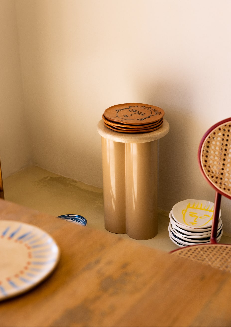 Runder Beistelltisch aus Travertin-Marmor und Metall (Ø31 cm) Trébolo