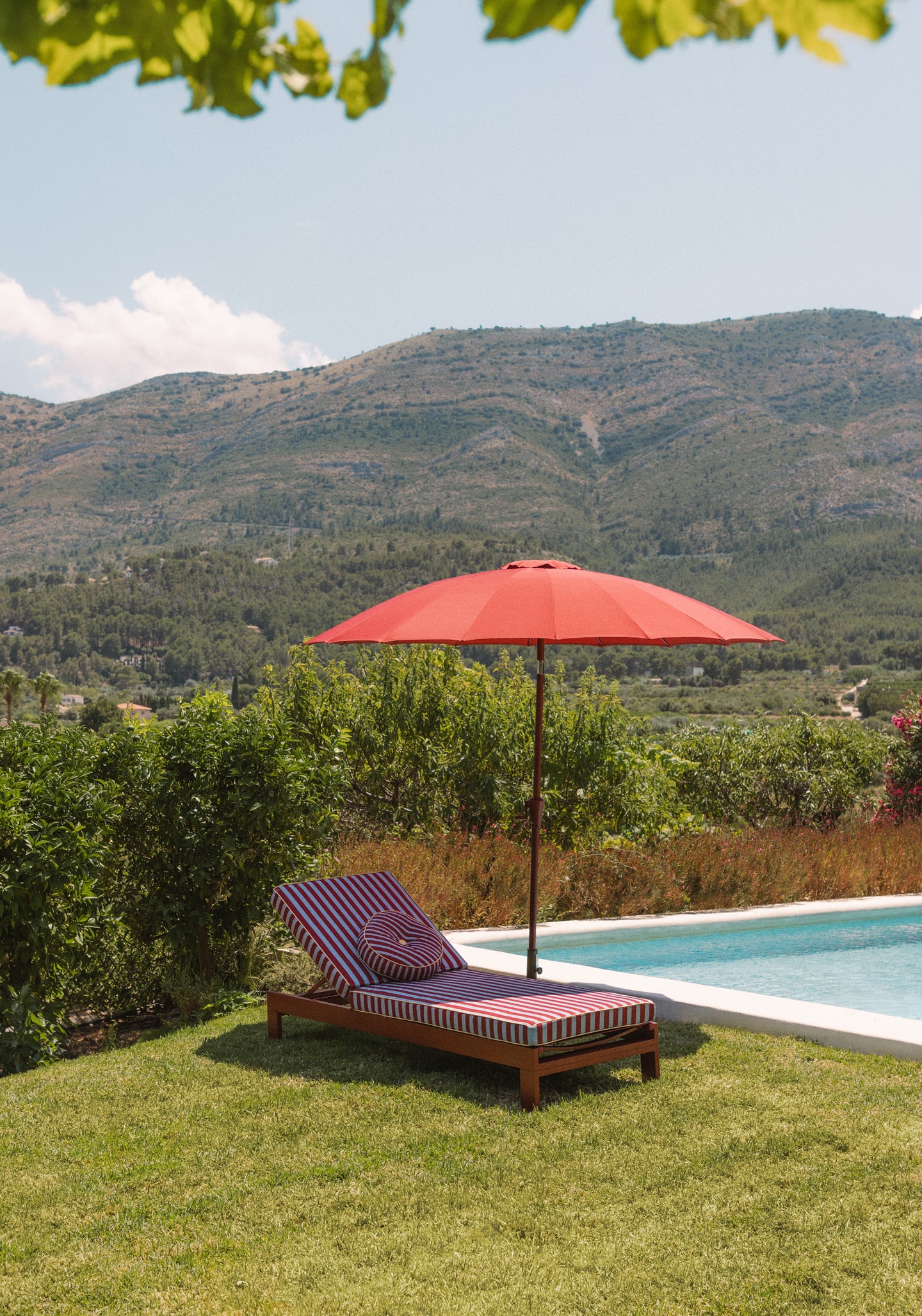 Neue Verstellbare Sonnenliege aus Aluminium Kreta mit Gestreiftem Kissen