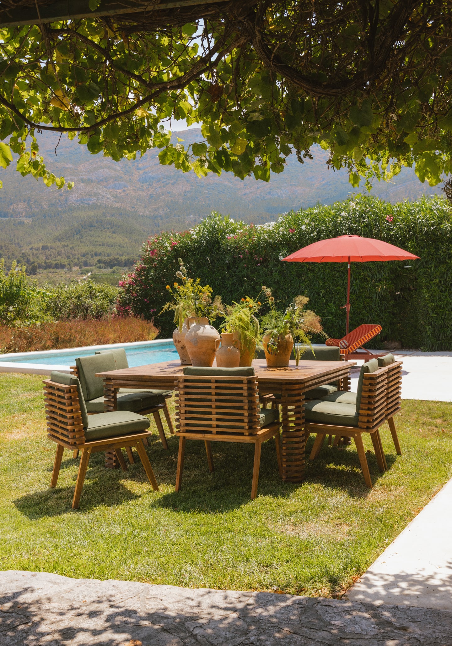 Set aus quadratischem Tisch (160x160 cm) und 8 Stühlen aus Akazienholz und Outdoor-Stoff Hazan