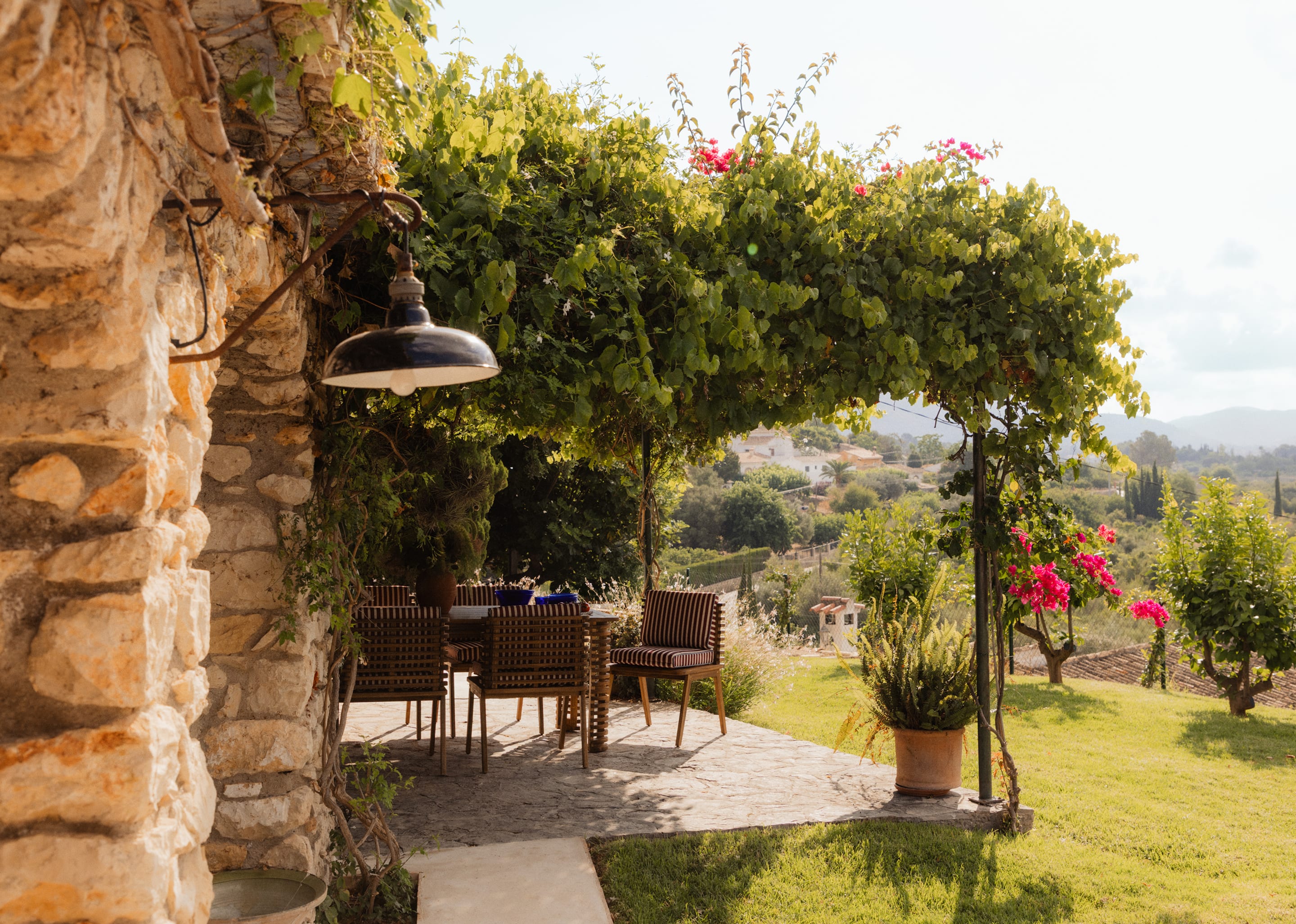 Set aus quadratischem Tisch (160x160 cm) und 8 Stühlen aus Akazienholz und Outdoor-Stoff Hazan