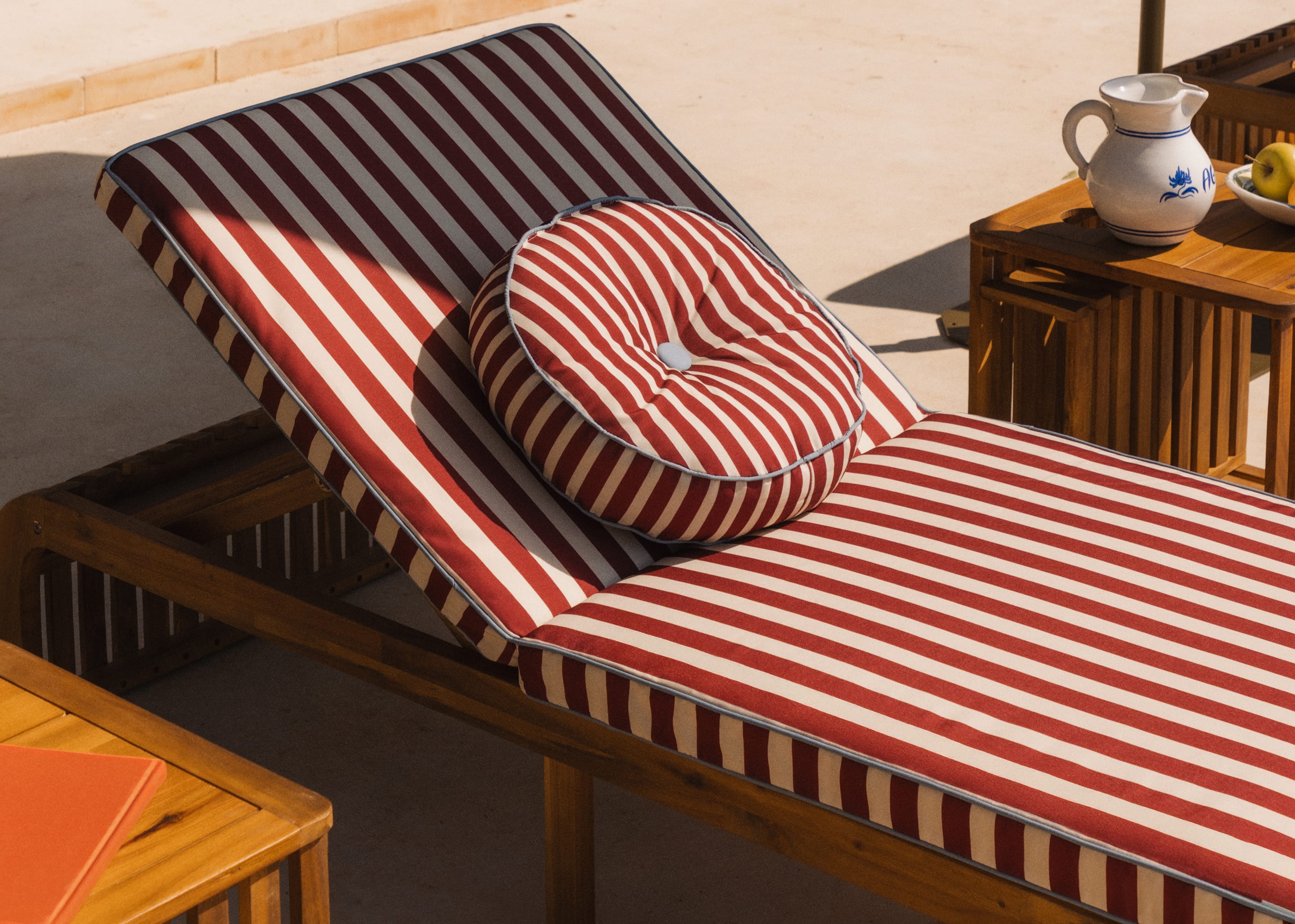 Hazan Akazienholz-Liege- und Beistelltisch-Set (45x45 cm)