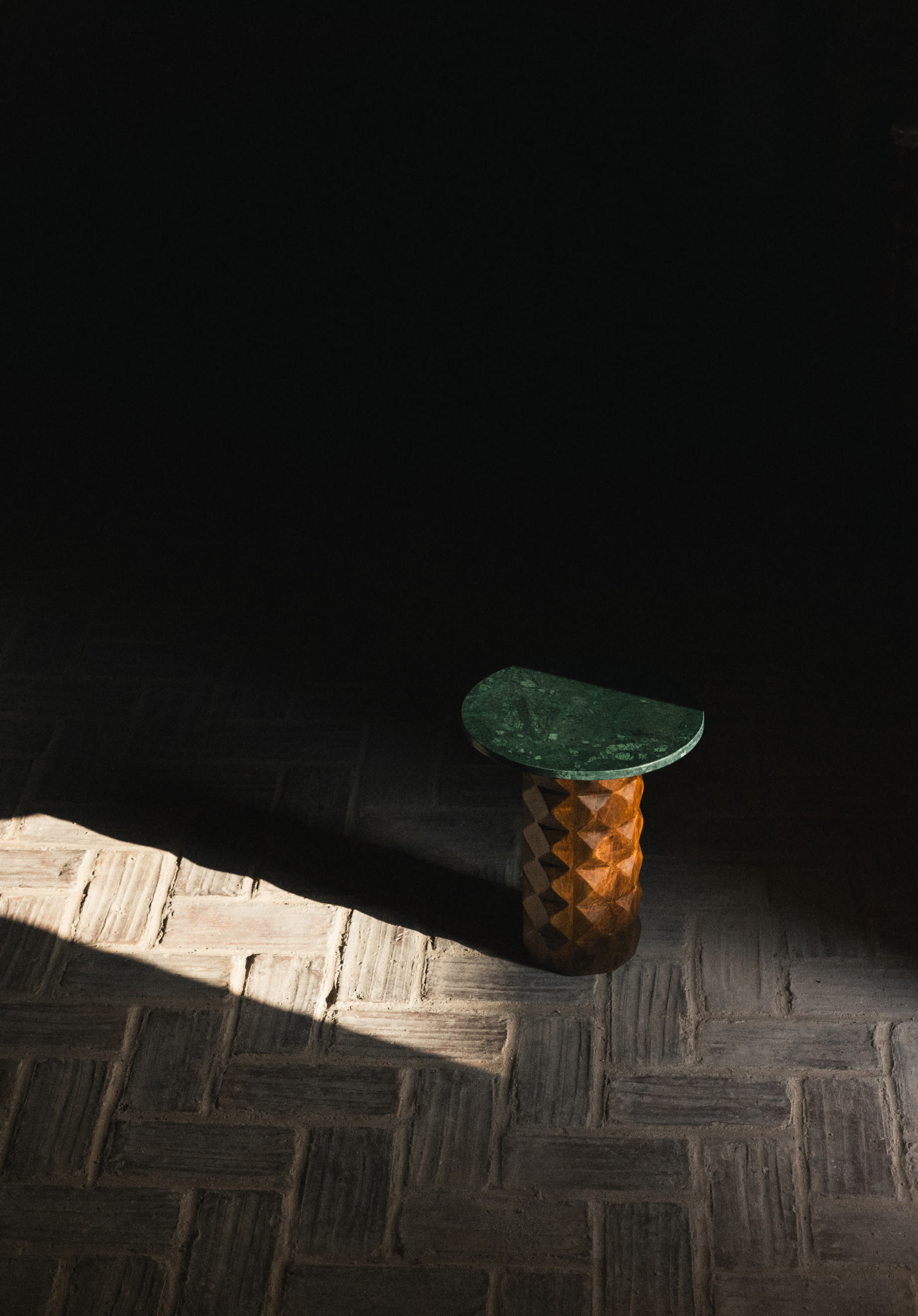 Runder Beistelltisch aus Udaipur-Marmor und Mangoholz (Ø40 cm) Vilna