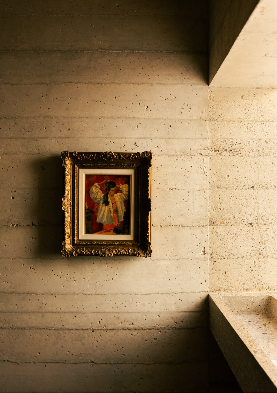 Natural surfaces and chrome accents define a balanced atmosphere, where the curve of the wood and the metallic light create an environment that blends warmth and sophistication.