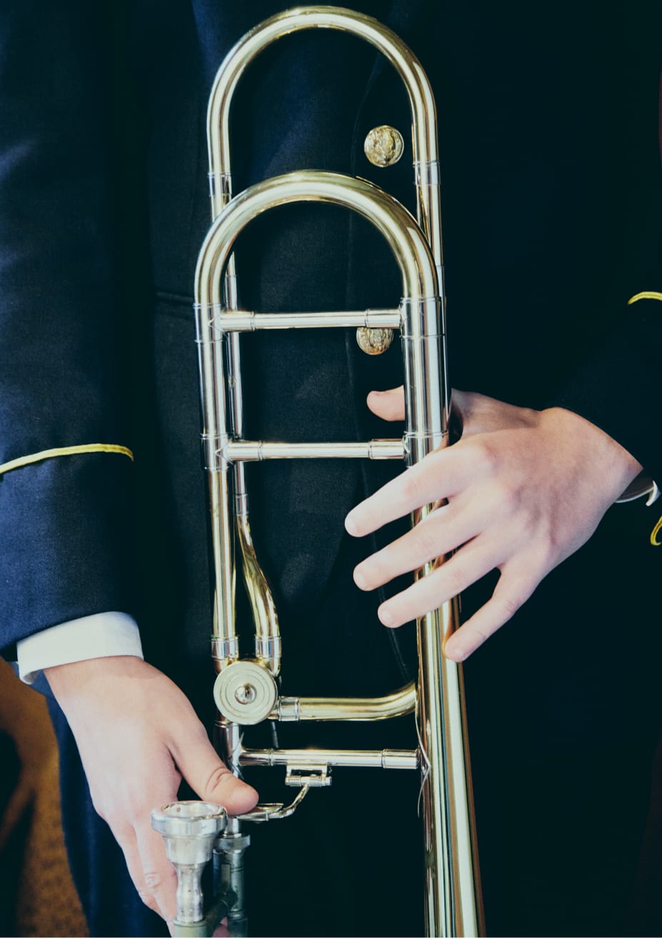 Christmas decoration does not seek excess, but essence. Natural woods, raw fabrics, lights that breathe with the rhythm of the day. Every element has a story that makes it unique.