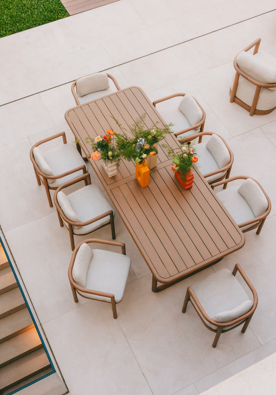 Set de Mesa Rectangular (240x100 cm) y 8 Sillas de Madera de Eucalipto y Tela de Exterior Elnes