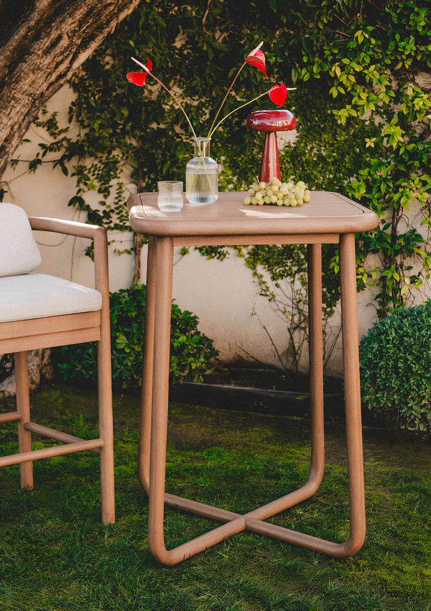 Set de Mesa Alta (70x70 cm) y 4 Taburetes Altos de Madera de Eucalipto y Tela de Exterior Elnes