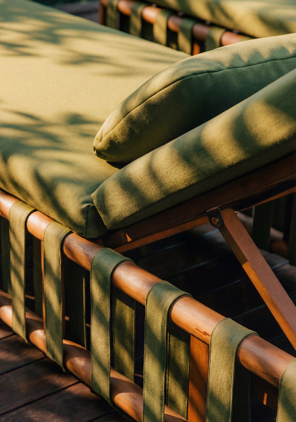 Tumbona Reclinable de Madera de Eucalipto y Tela Edvard