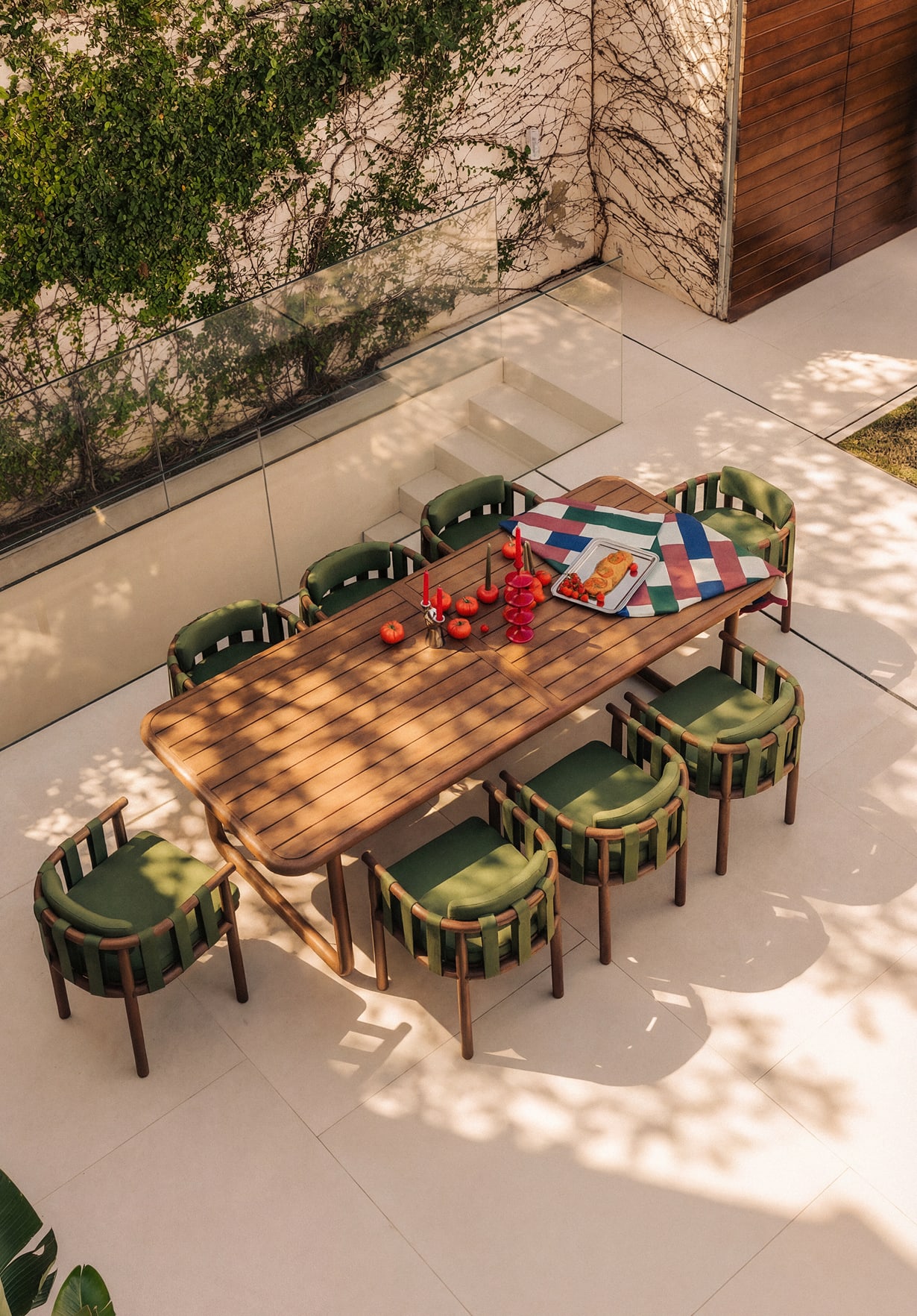 Set de Mesa Rectangular (240x100 cm) y 8 Sillas de Madera de Eucalipto y Tela de Exterior Edvard