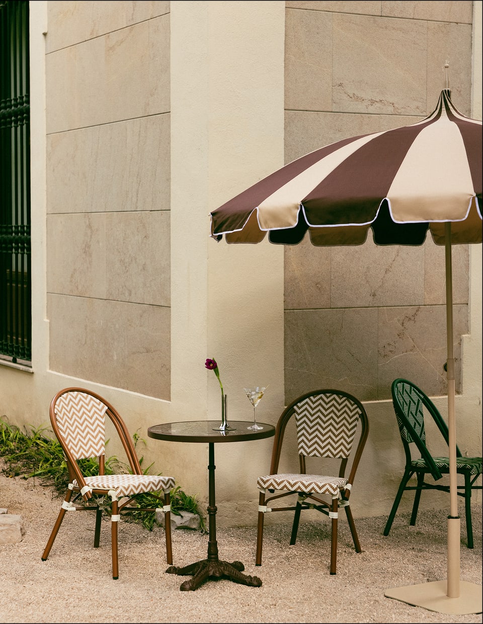 Set de Mesa Redonda (Ø60 cm) y 2 Sillas de Metal y Ratán Sintético de Exterior Yona Bistro