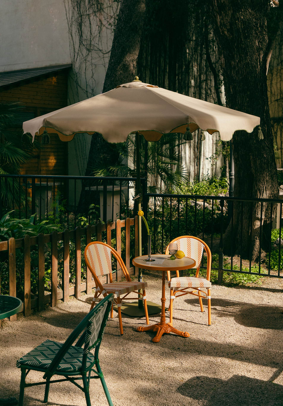 Set de Mesa Redonda (Ø60 cm) y 2 Sillas de Metal y Ratán Sintético de Exterior Yona Bistro