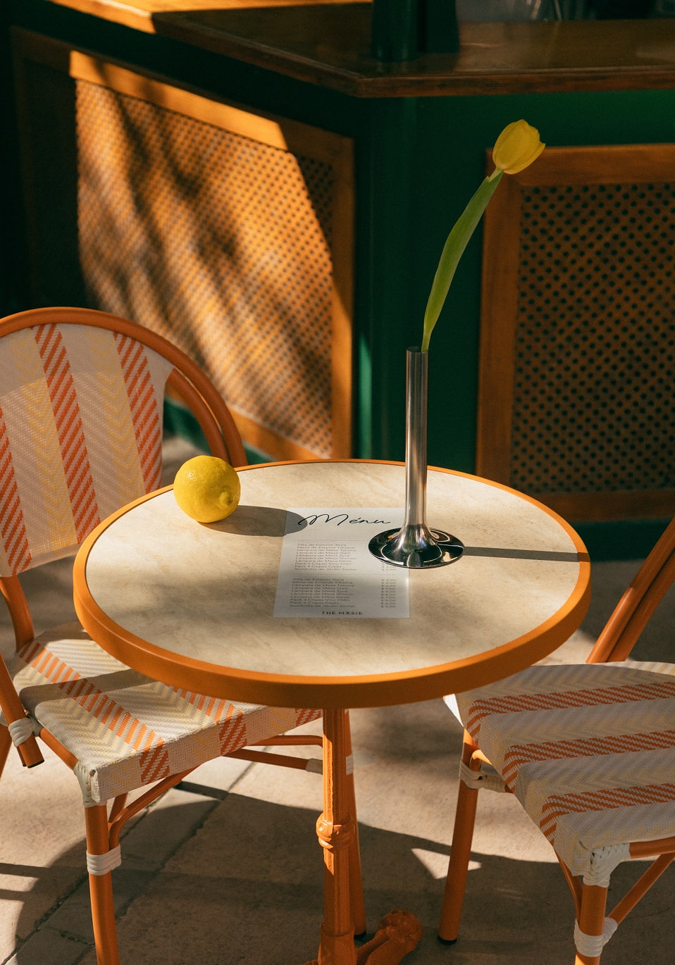 Set de Mesa Redonda (Ø60 cm) y 2 Sillas de Metal y Ratán Sintético de Exterior Yona Bistro