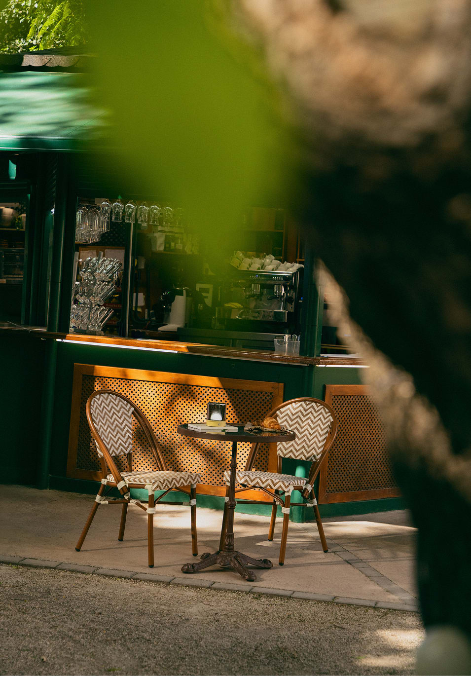 Set de Mesa Redonda (Ø60 cm) y 2 Sillas de Metal y Ratán Sintético de Exterior Yona Bistro